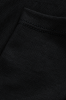 T-shirt Shape Monika Kaminska – 100% wełna merino z certyfikatem Woolmark. Zbliżenie na fakturę tkaniny w kolorze czarnym.