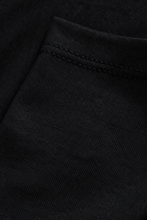 T-shirt Shape Monika Kaminska – 100% wełna merino z certyfikatem Woolmark. Zbliżenie na fakturę tkaniny w kolorze czarnym.
