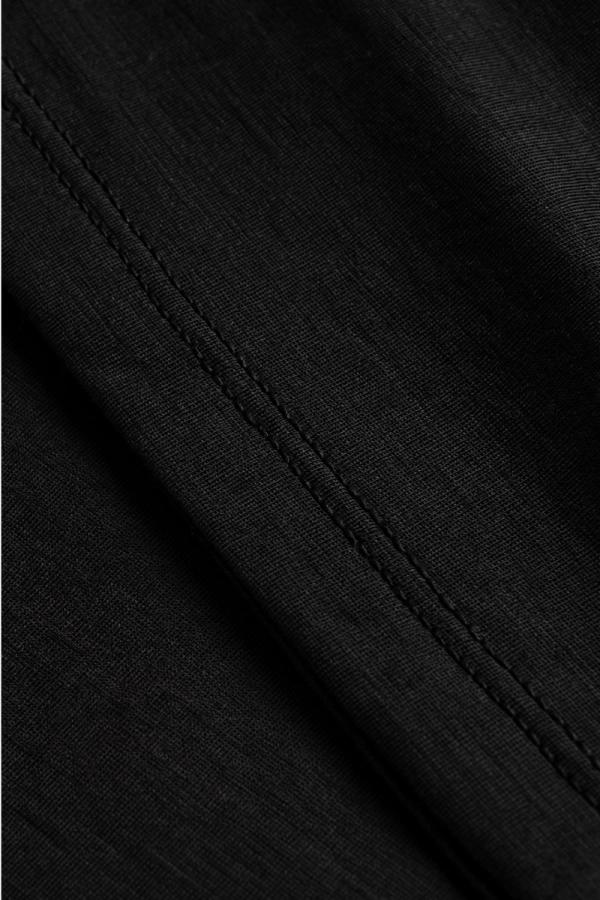 T-shirt Shape Monika Kaminska – detal szwu bocznego. Wełna merino najwyższej jakości, bez dodatku poliestru.