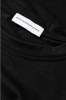 T-shirt Shape Monika Kaminska – detal metki i wykończenia karku. Certyfikowana wełna merino, bez poliestru.