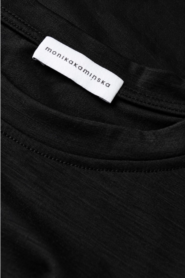 T-shirt Shape Monika Kaminska – detal metki i wykończenia karku. Certyfikowana wełna merino, bez poliestru.