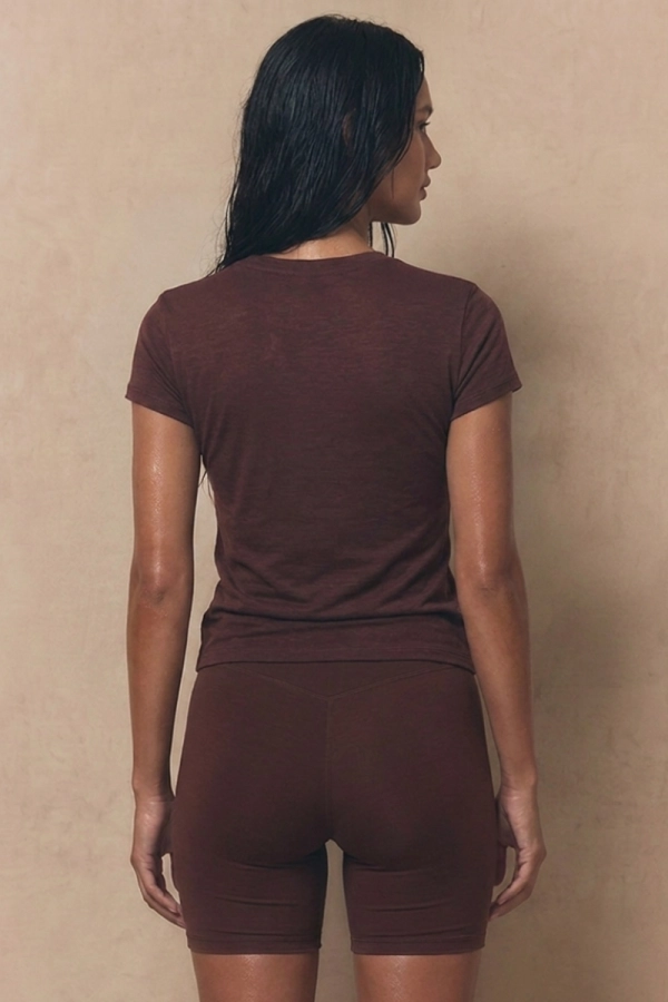 T-shirt Shape Monika Kaminska w kolorze brązowym – widok z tyłu. Dopasowany krój, wełna merino.