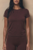 T-shirt Shape Monika Kaminska w kolorze brązowym – widok z przodu. 100% wełna merino, dopasowany krój.