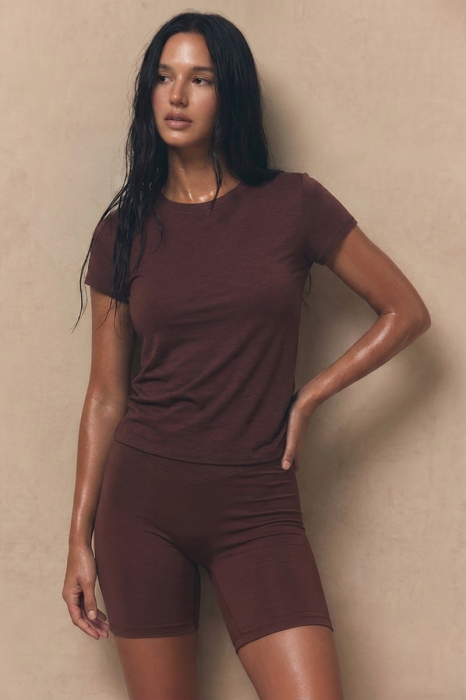 T-shirt Shape Monika Kaminska w kolorze brązowym – stylizacja z kolarkami. Dopasowany krój, wełna merino.