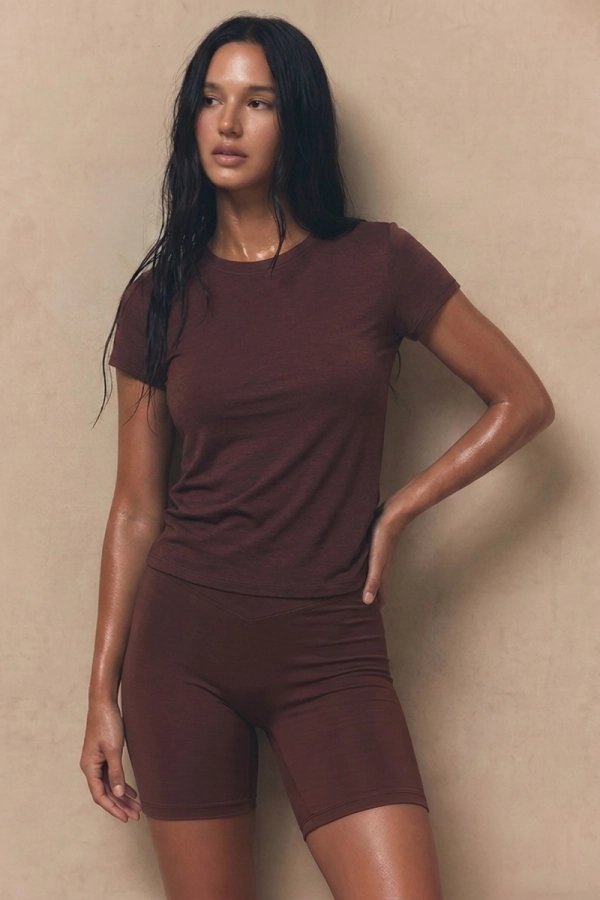 T-shirt Shape Monika Kaminska w kolorze brązowym – stylizacja z kolarkami. Dopasowany krój, wełna merino.