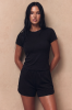 T-shirt Shape Monika Kaminska w kolorze czarnym – stylizacja casualowa. Dopasowany krój, 100% wełna merino.