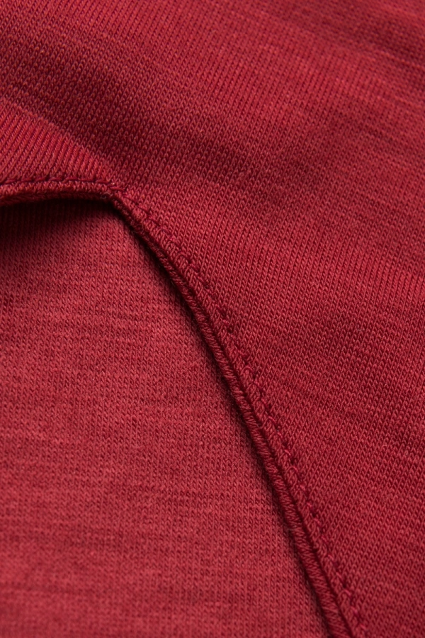 Top sportowy Wool Boost Monika Kaminska – detal wykończenia przy ramiączku. Wełna z dodatkiem roica.