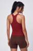 Top sportowy Wool Boost, kolor czerwony, widok z tyłu. Konstrukcja racerback, wełna merino.