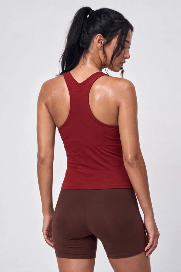 Top sportowy Wool Boost, kolor czerwony, widok z tyłu. Konstrukcja racerback, wełna merino.