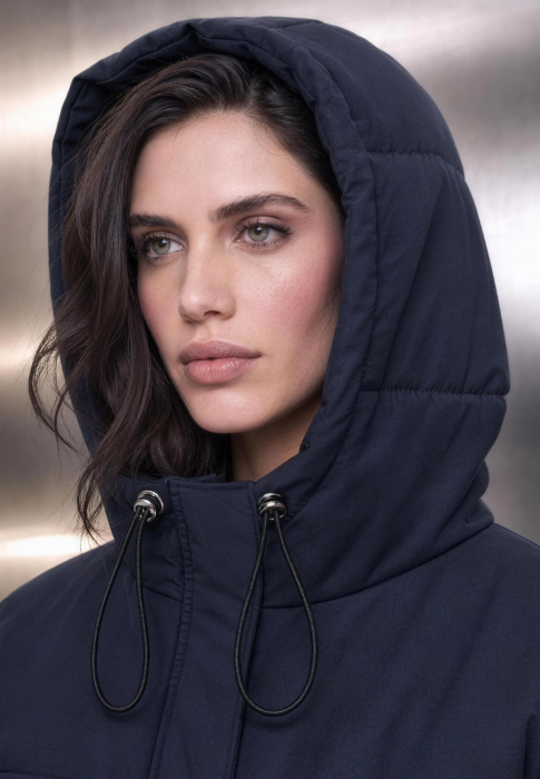 Kurtka Woolaspen wełniana granatowa – kaptur, zbliżenie