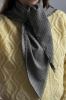 Chusta Wind wełniana pepitka Monika Kamińska, wiązana pod szyją.