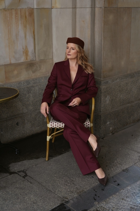 Toczek wełniany Maple w kolorze brązowym – stylizacja lookbookowa. Elegancki kapelusz vintage z filcu, idealny dodatek do jesiennych stylizacji.