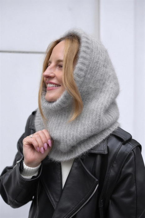 Balaclava Ciri z moheru i alpaki, szara, noszona jako kaptur do skórzanej kurtki.