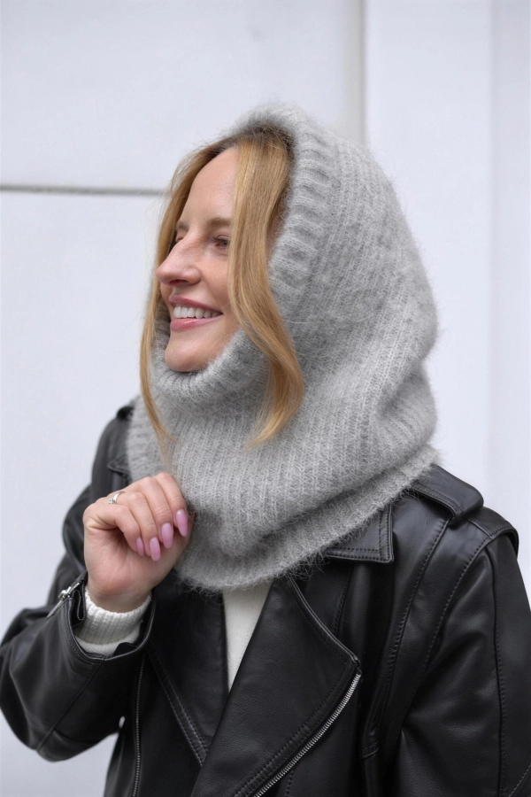 Balaclava Ciri z moheru i alpaki, szara, noszona jako kaptur do skórzanej kurtki.