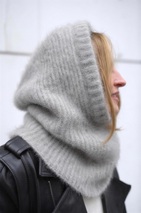 Balaclava Ciri z moheru i alpaki, szara. Widok z profilu, kaptur zakrywa głowę i szyję.