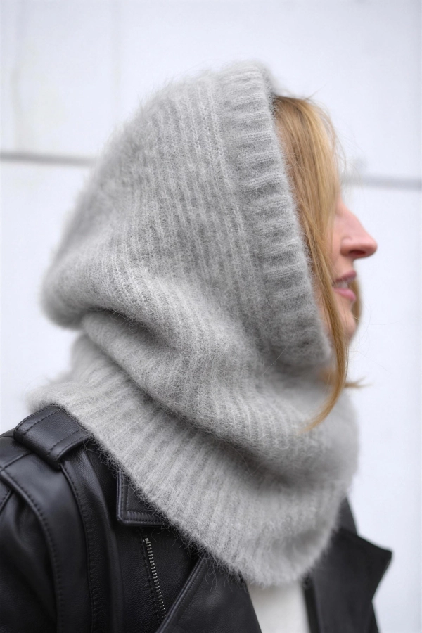 Balaclava Ciri z moheru i alpaki, szara. Widok z profilu, kaptur zakrywa głowę i szyję.