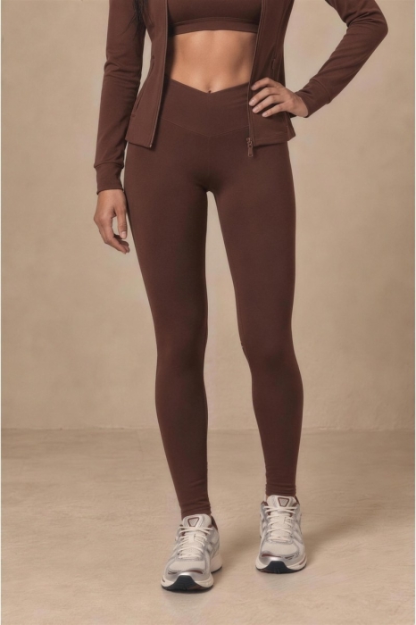 Legginsy sportowe Core V-waist z wełny merino, brązowe – widok z przodu na modelce