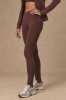 Legginsy sportowe Core V-waist z wełny merino, brązowe – widok z profilu na modelce