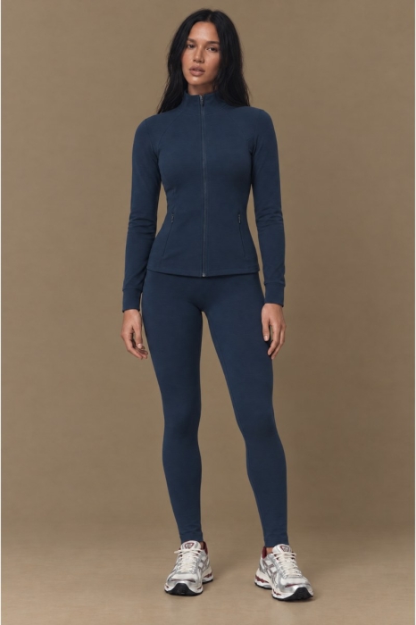 Bluza sportowa Pacer, wełna merino, granatowa – widok z przodu na modelce