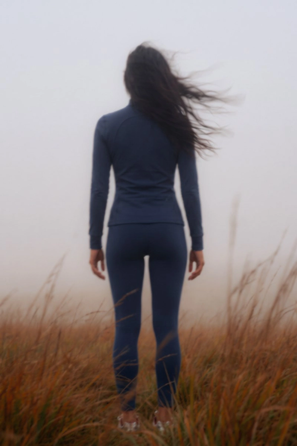 Bluza sportowa Pacer, wełna merino, granatowa – widok z tyłu we mgle