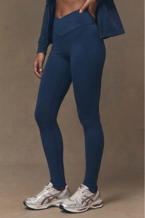 Legginsy sportowe Core V-waist, wełna merino, granatowe – widok z przodu na modelce