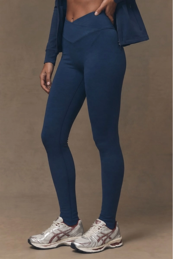 Legginsy sportowe Core V-waist, wełna merino, granatowe – widok z przodu na modelce
