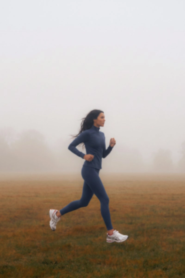 Legginsy sportowe Core V-waist, wełna merino, granatowe – bieg na łące we mgle