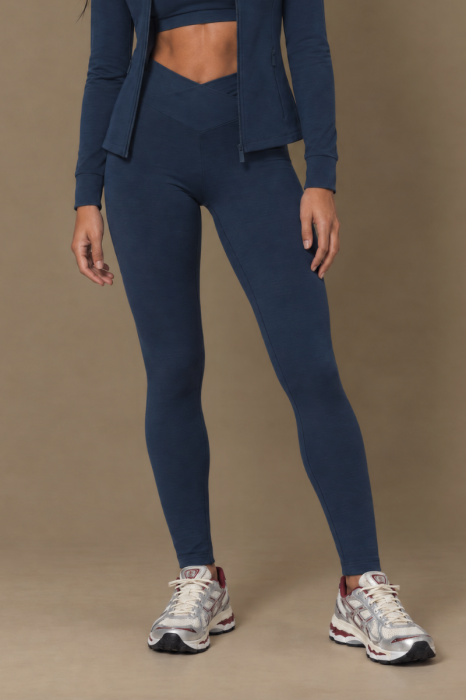 Legginsy sportowe Core V-waist, wełna merino, granatowe – widok z boku na modelce