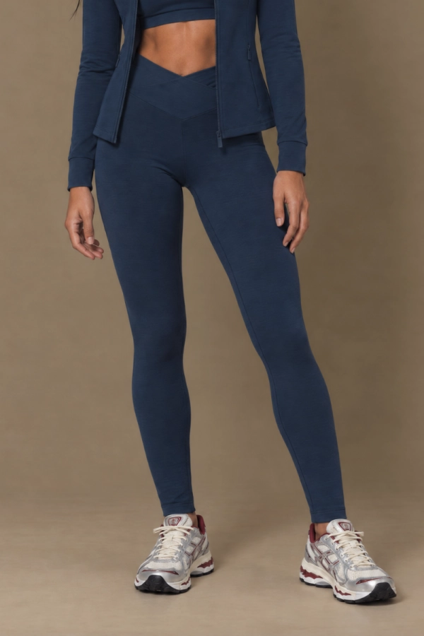 Legginsy sportowe Core V-waist, wełna merino, granatowe – widok z boku na modelce