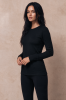 Longsleeve wełniany Warm Flow, czarny – widok z przodu na modelce