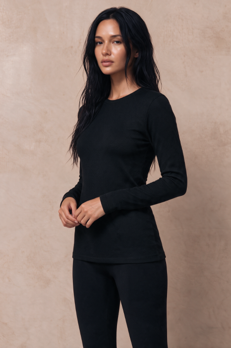 Longsleeve wełniany Warm Flow, czarny – widok z przodu na modelce