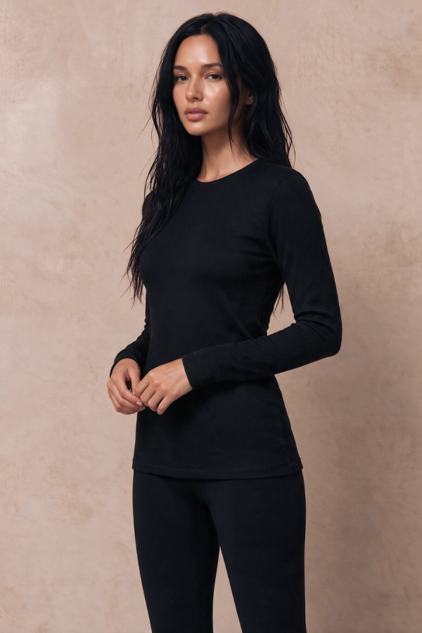 Longsleeve wełniany Warm Flow, czarny – widok z przodu na modelce