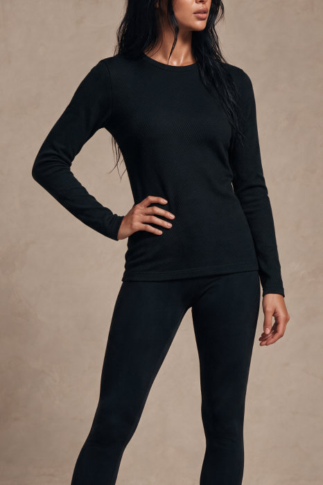 Longsleeve wełniany Warm Flow, czarny – widok z przodu, dłoń na biodrze