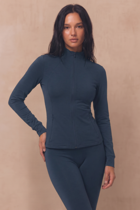 Bluza sportowa Pacer, wełna merino, granatowa – widok z przodu na modelce