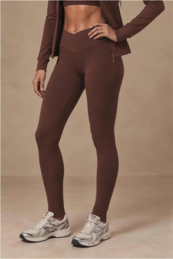 Legginsy sportowe Core V-waist z wełny merino, brązowe – widok z boku na modelce