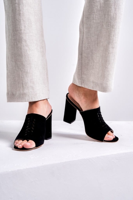 Klapki na obcasie zamszowe, czarne