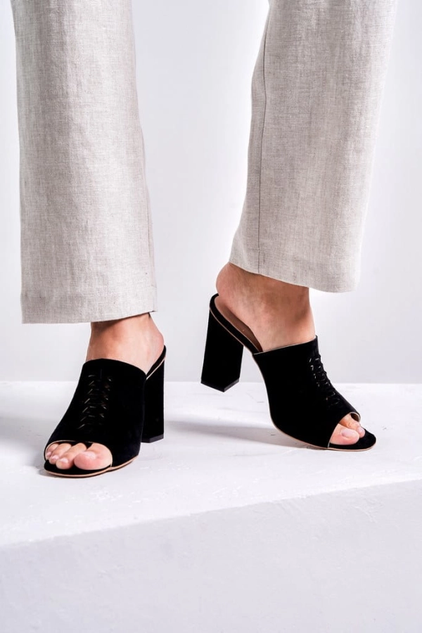 Klapki na obcasie zamszowe, czarne