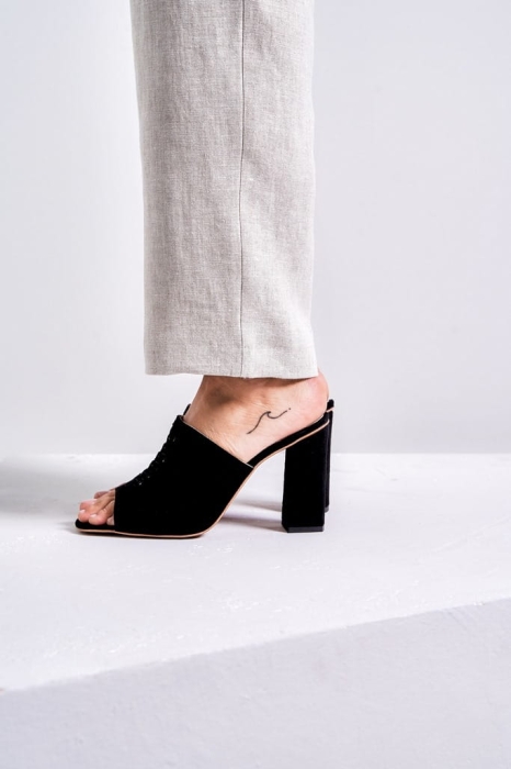 Klapki na obcasie zamszowe, czarne