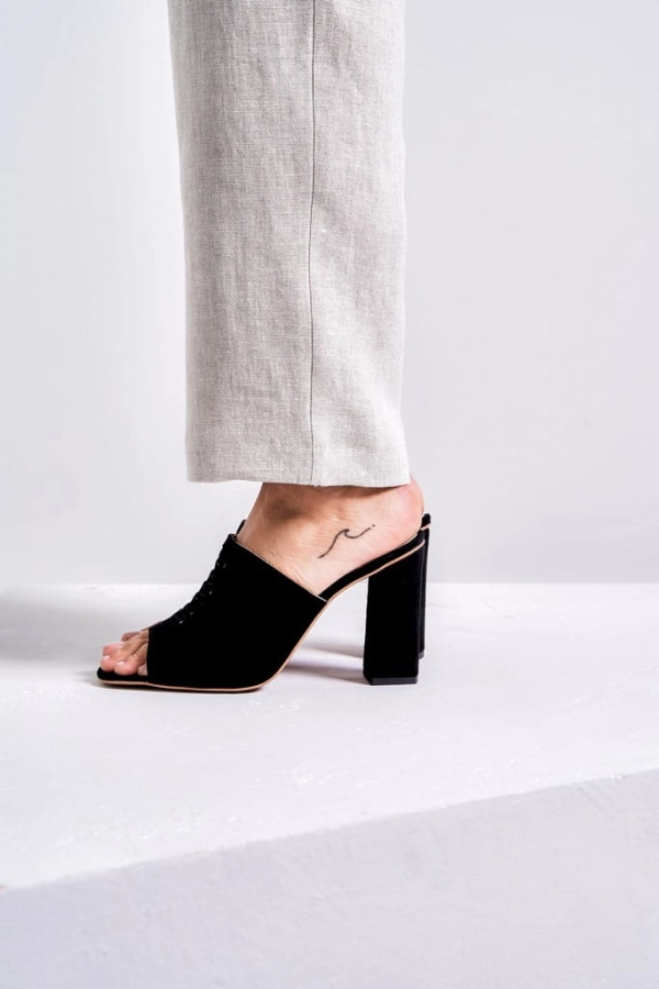 Klapki na obcasie zamszowe, czarne