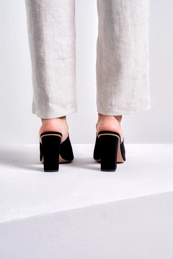 Klapki na obcasie zamszowe, czarne